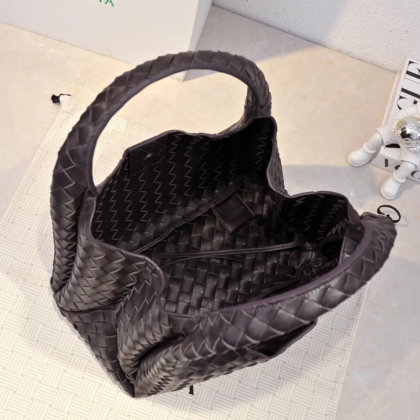 Batch 2160 new products are coming! BOTTEGA VENETA Bottega Veneta's 2025 new Campana shoulder bag is on the market~ First of all, I would like to praise the weight of this bag. As a not too small bag, it is very light for daily use. For people like me who need to carry a lot of belongings when going out, this advantage is great, and it greatly reduces the burden of traveling. 🛍️The shape is a bit like a combination of parachute and jodie. The blunt triangle shape is cute and honest. Carrying it on your back when going shopping is a good mood accelerator. The handles and body of the bag are both classic weaves. A tie is added to the original open design. If it is not tied up, the bag will look like a small vegetable basket when carried. Style number: 4249 Size: 33*20*16.5cm